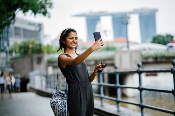 Mladá Indiánka Bere Selfie Fotografie Sama Svém Smartphonu Panorama Pozadí — Stock fotografie