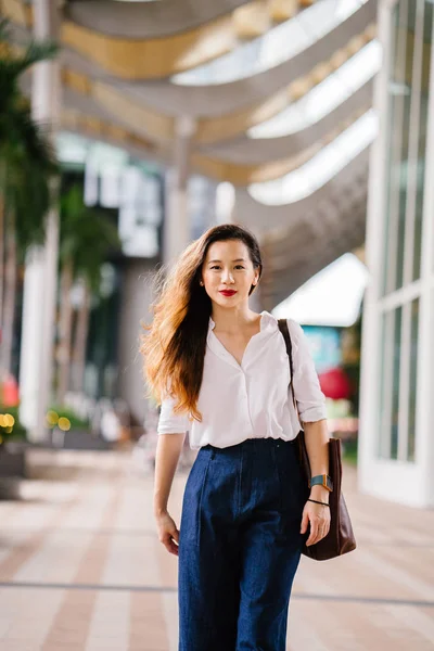Retrato Una Joven China Singapurense Mujer Asiática Ejecutiva Caminando Aire — Foto de Stock