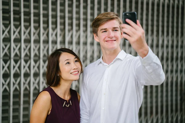 Casal Culturas Mistas Tirar Uma Selfie Dia Contra Grades Metal — Fotografia de Stock