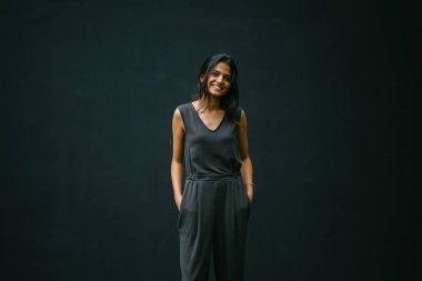 Samimi bir genç kadının portresi. Genç Hintli Bayan profesyonel olarak çekici ve giyinmiş ve kendinden emin, sakin ve rahat. 