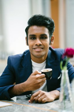 Genç yakışıklı Hintli kahve fincanı ile 