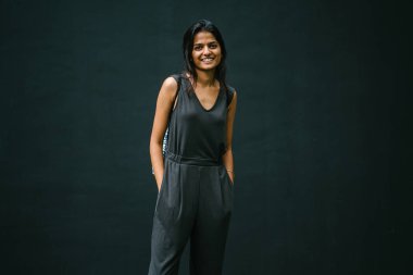 Samimi bir genç kadının portresi. Genç Hintli Bayan profesyonel olarak çekici ve giyinmiş ve kendinden emin, sakin ve rahat. 