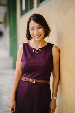 Orta yaşlı ve çekici bir Çinli Asyalı kadın portresi. Smart casual kız 