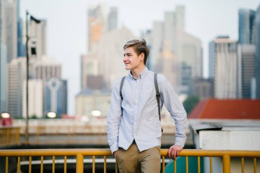 genç ve çekici beyaz bir portresi beyaz adam (turist veya öğrenci) gündoğumu veya günbatımı Asya'da gülümseyerek. O gülümsüyor ve rahat.