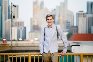 genç ve çekici beyaz bir portresi beyaz adam (turist veya öğrenci) gündoğumu veya günbatımı Asya'da gülümseyerek. O gülümsüyor ve rahat.