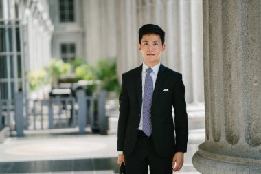 Genç yakışıklı işadamı portresi bir resmi takım elbise ve kravat giyinmiş. O akıllı ve kendinden emin görünüyor.