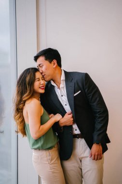 İki profesyonel (bir Çinli Asyalı erkek ve kadın) 