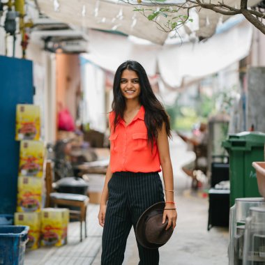 Genç bir portresi Hint Asya model Asya'da bir arka sokakta. O gülümseyen ve uzak gün arıyorum ve zarif, güzel ve uzun boylu.