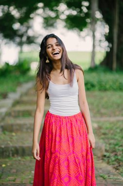 Bir gün parkta çekici, genç Hint (Asya) kadın portresi.