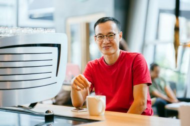 bir kafede orta yaşlı Asya adam (Çince veya Japonca).