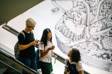  yürüyen merdiven Singapur kullanan kişiler.