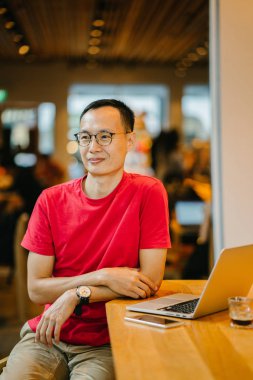 laptop bir kafede Asya Orta yaşlı adam (Çince veya Japonca) çalışma.