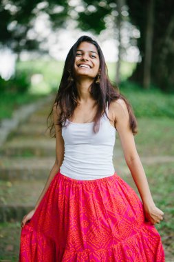 Bir gün parkta çekici, genç Hint (Asya) kadın portresi.