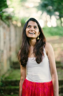 Bir gün parkta çekici, genç Hint (Asya) kadın portresi.