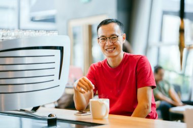 bir kafede orta yaşlı Asya adam (Çince veya Japonca).