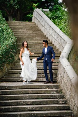 Genç ırklararası çift (Hintli adam, Çinli kadın) Fort Canning Parkı, Singapur'da düğün fotoğraf çekmek. 