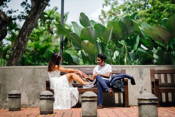 Noiva Noivo Compartilhar Momento Relaxado Banco Parque Eles São Casal — Fotografia de Stock