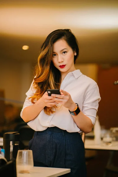 Портрет Молодой Привлекательной Азиатки Китая Улыбающейся Пользуясь Телефоном Профессионально Одета — стоковое фото