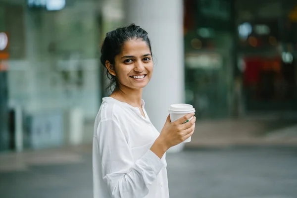 Atractiva Joven India Asiática Sonriendo Con Una Taza Café —  Fotos de Stock
