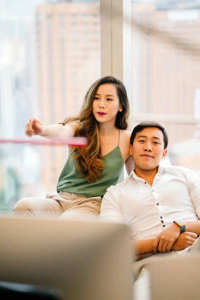 一个中国亚裔 新加坡 夫妇坐在窗口与新加坡城市背景的肖像 他们在舒适的公寓和微笑 因为他们拥抱 — 图库照片