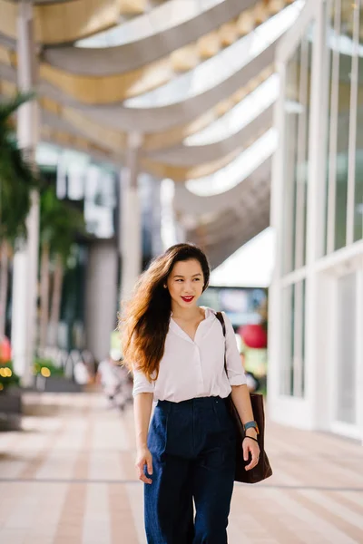 Πορτρέτο Του Ένα Στέλεχος Νέοι Σιγκαπούριος Κινέζικα Ασιατική Γυναίκα Περπάτημα — Φωτογραφία Αρχείου