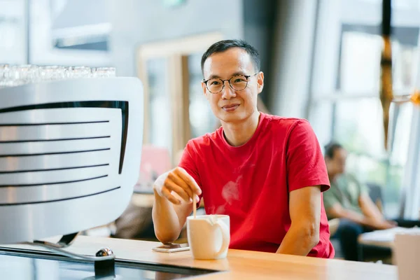 Aziatische Man Van Middelbare Leeftijd Chinees Japans Een Café — Stockfoto