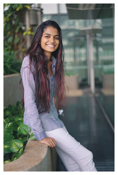 Портрет Молода Індійська Жінка Стоячи Біля Скляну Стіну Носіння Формального — стокове фото