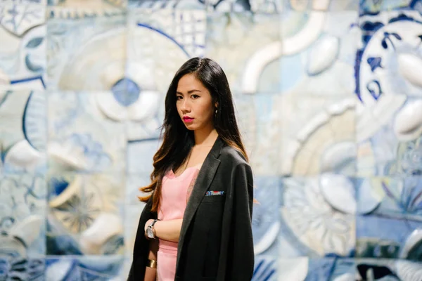 Retrato Una Hermosa Joven Elegante Fotogénica Mujer China Asiática Sonriendo — Foto de Stock