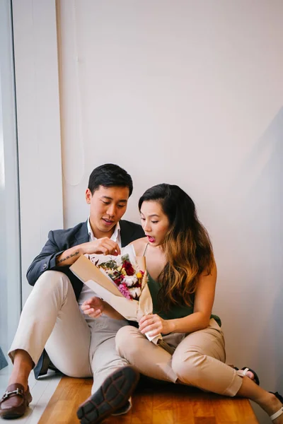 Retrato Casal Asiático Chinês Cingapuriano Com Flores — Fotografia de Stock