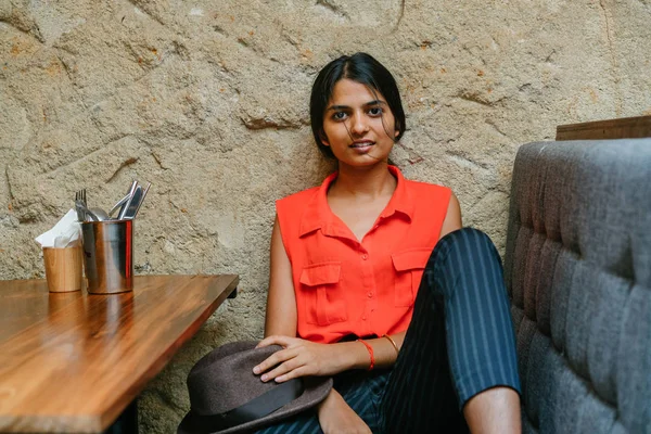 Retrato Una Joven Atractiva Mujer Asiática India Sonriendo Cámara Ella —  Fotos de Stock