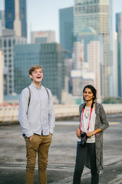 Retrato Casal Diverso Interracial Caminhando Ásia Com Paisagem Urbana Cingapura — Fotografia de Stock