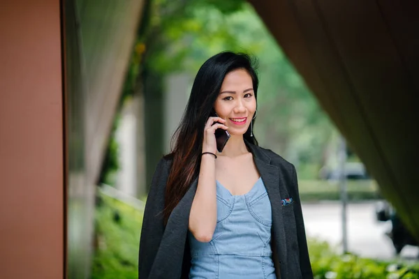 Retrato Una Joven Fotogénica Atractiva Asiática China Con Smartphone Mientras — Foto de Stock