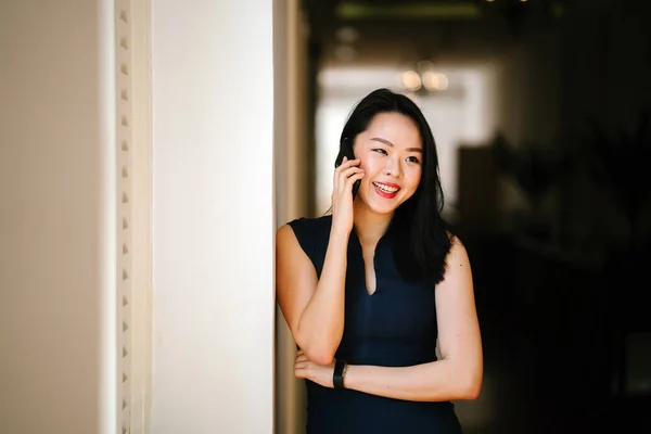 Portrét Mladé Atraktivní Čínská Asijské Ženy Pomocí Svého Smartphonu Oknu — Stock fotografie