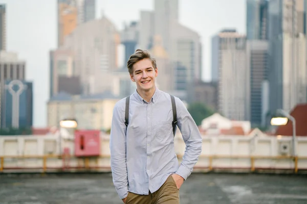 Portrait Jeune Homme Blanc Caucasien Séduisant Touriste Étudiant Assis Souriant — Photo