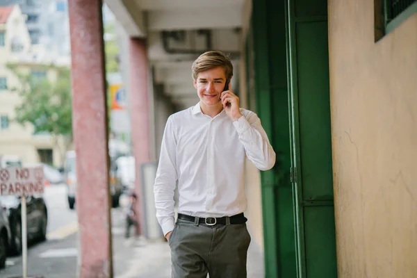 Studio Porträtt Ung Kaukasiska Man Ler Han Klädd Business Casual — Stockfoto