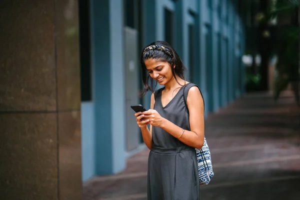 Retrato Una Joven Atractiva Mujer Asiática India Pie Sol Sobre — Foto de Stock