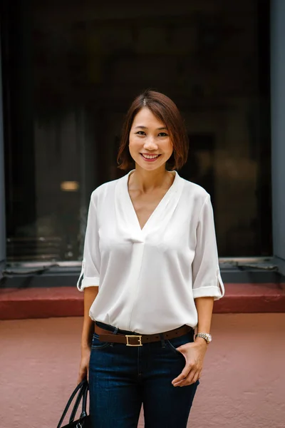 Retrato Una Mujer Asiática China Mediana Edad Atractiva Casual Elegante — Foto de Stock