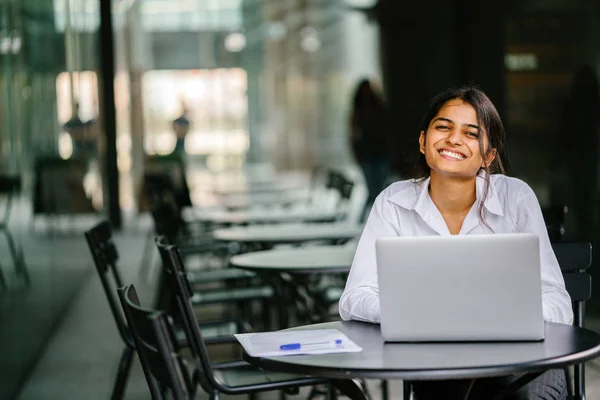 Joven India Mujer Asiática Está Escribiendo Trabajando Ordenador Portátil Día — Foto de Stock