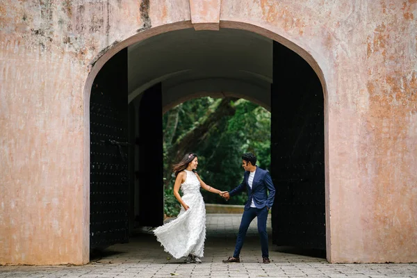  bir takım elbise dansları yakışıklı Hintli adam gün boyunca Asya'da bir parkta Çin onun nişanlısı ile. Irklararası çift yeni nişanlı ve alarak düğün fotoğrafları parkta olduğunu.