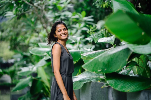 Portrait Franc Une Jeune Indienne Debout Dans Jardin Verdoyant Elle — Photo