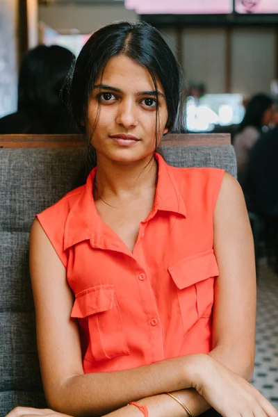 Retrato Una Joven Atractiva Mujer Asiática India Sonriendo Cámara Ella — Foto de Stock