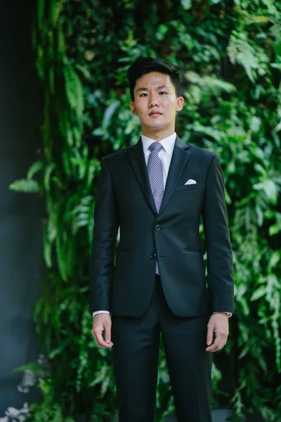 プロの黒いスーツと白いシャツのアジア人男性の肖像画 彼はスタイリッシュなポケット広場 — ストック写真