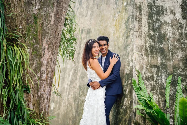Verlobtes Gemischtrassiges Paar Indischer Mann Und Chinesische Frau Posiert Für — Stockfoto
