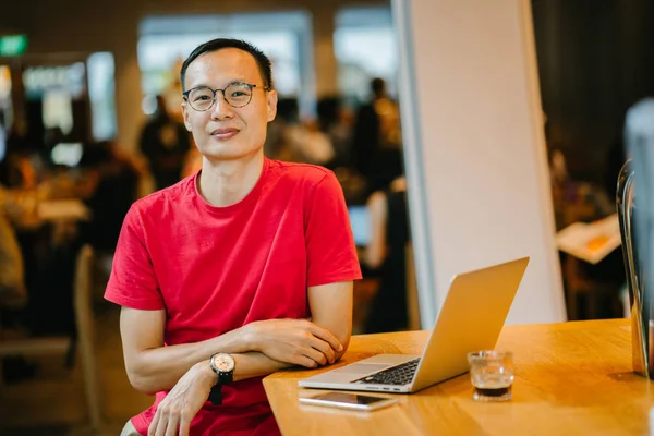 Medelålders Asiatisk Man Kinesiska Eller Japanska Arbetar Bärbar Dator Ett — Stockfoto