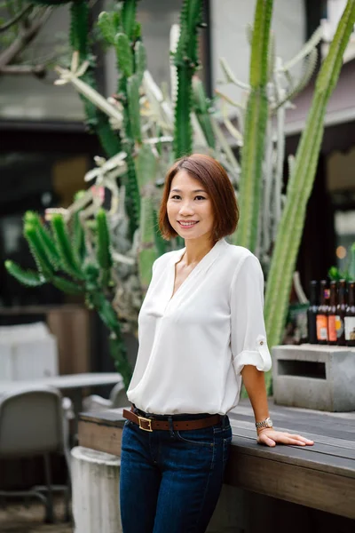 Retrato Una Mujer Asiática China Elegante Informal Apoyada Una Mesa — Foto de Stock