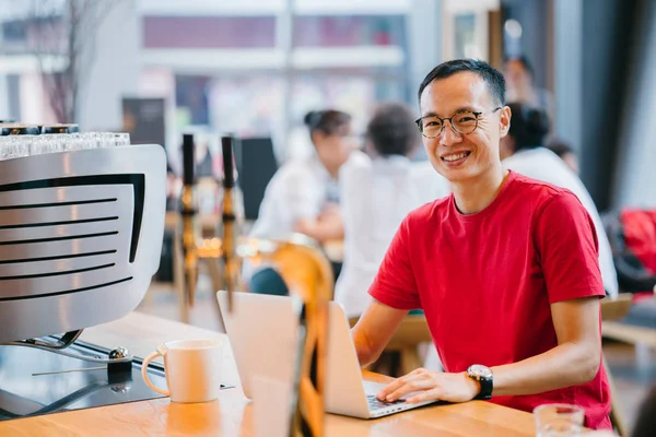 Aziatische Man Van Middelbare Leeftijd Chinese Japanse Werken Laptop Een — Stockfoto