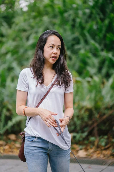 Porträt Einer Jungen Panasiatischen Frau Sommer Einem Park — Stockfoto