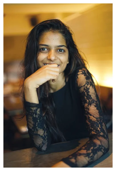 Портрет Привлекательной Молодой Индийской Азиатки Кафе Ней Элегантное Черное Кружевное — стоковое фото
