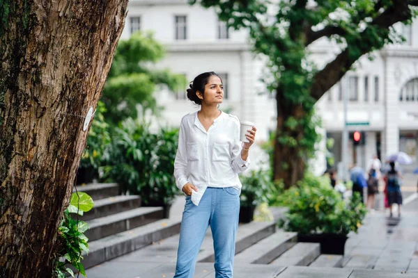 日にコーヒー カップを保持している笑みを浮かべて インドの若いアジア女性の肖像画 — ストック写真