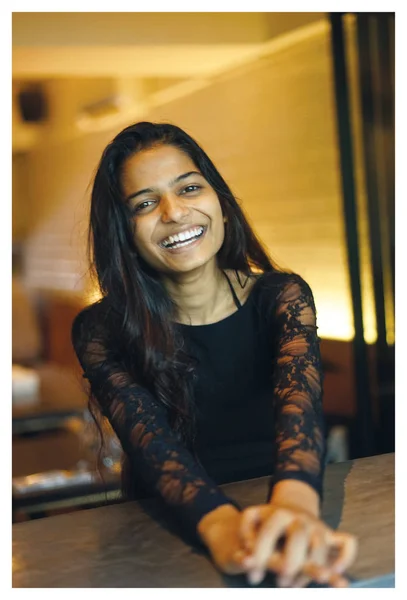 Retrato Una Atractiva Joven Mujer Asiática India Café Lleva Elegante — Foto de Stock